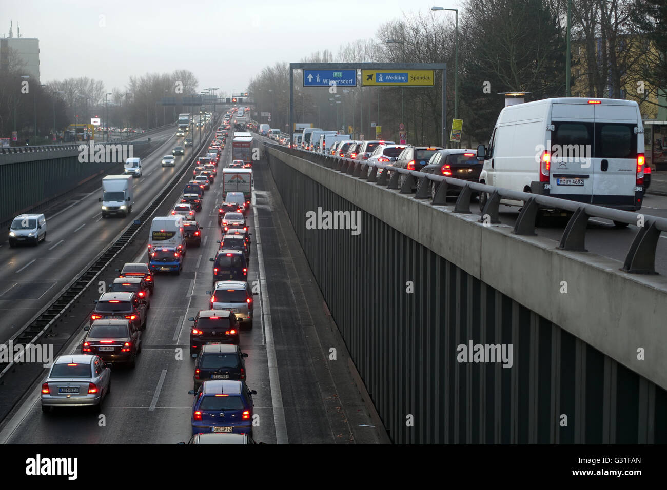 Berlin, Allemagne, embouteillage sur l'autoroute A 100 en hauteur Jakob-Kaiser-Platz Banque D'Images