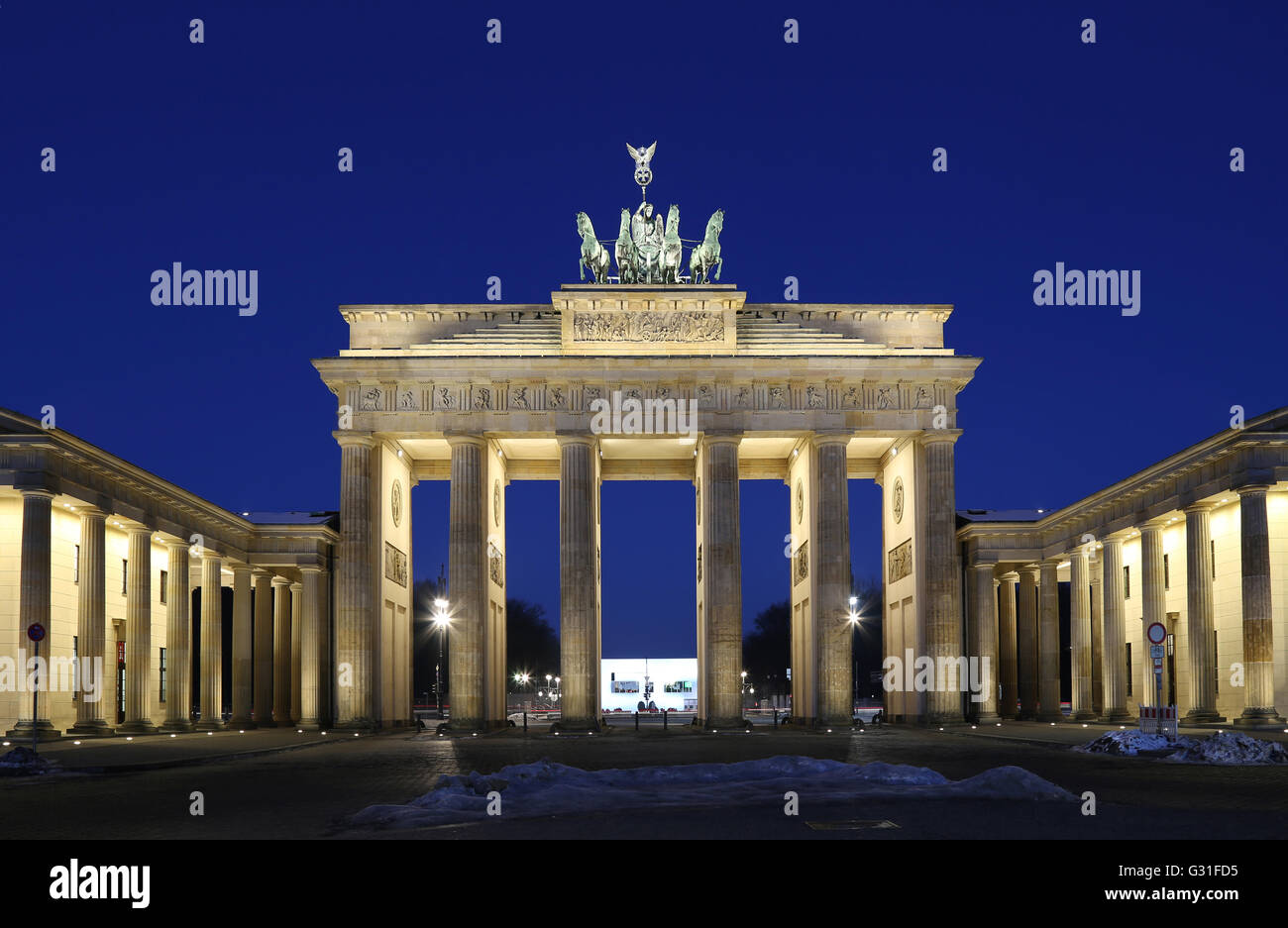 Berlin, Allemagne, la Porte de Brandebourg à l'Heure Bleue Banque D'Images