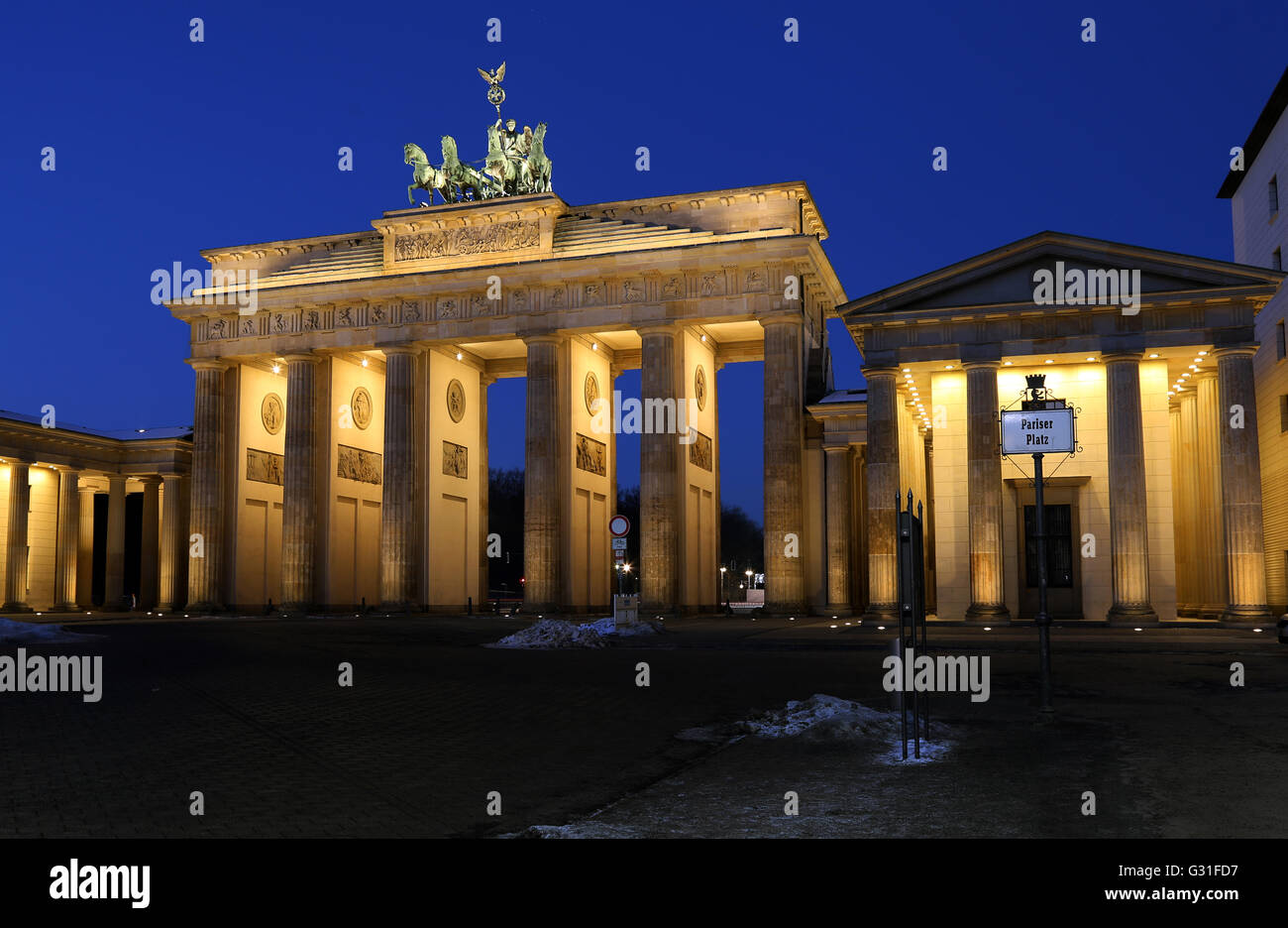 Berlin, Allemagne, la Porte de Brandebourg à l'Heure Bleue Banque D'Images