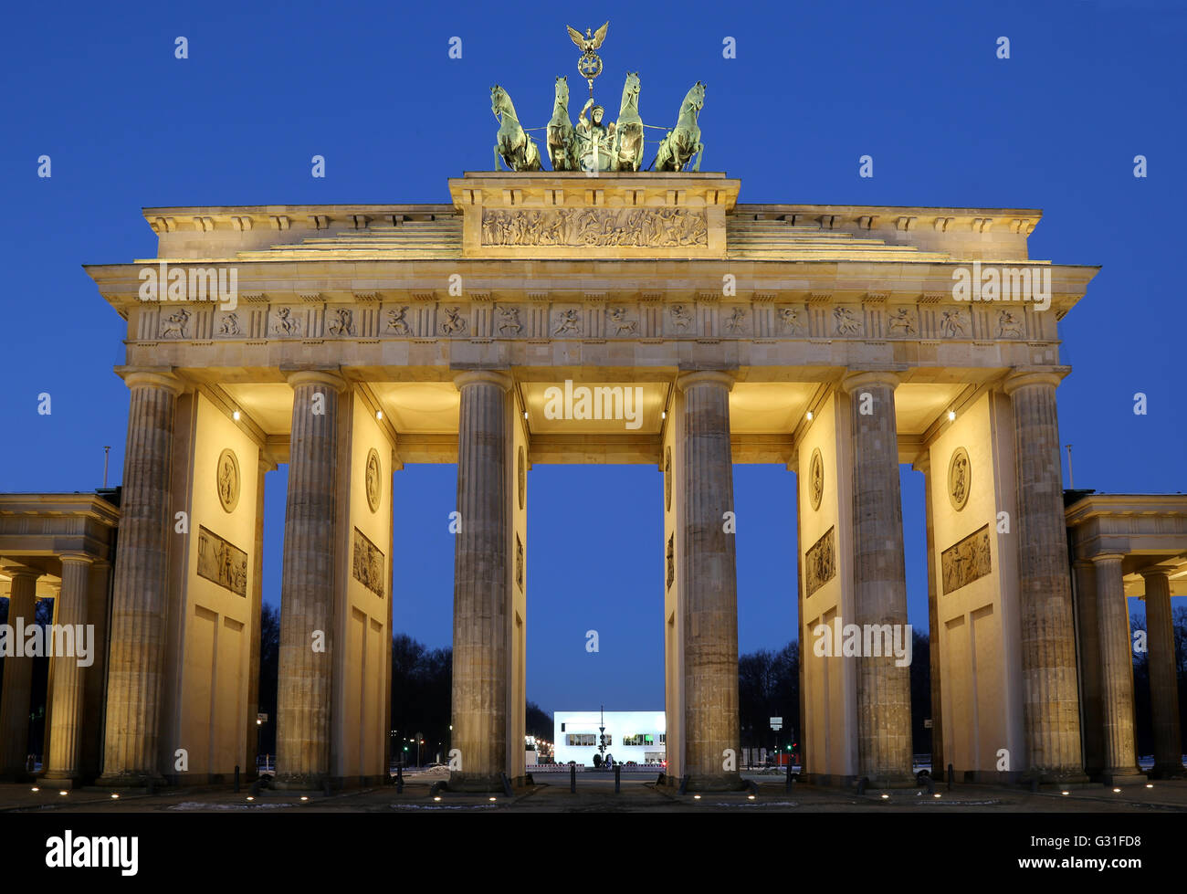 Berlin, Allemagne, la Porte de Brandebourg à l'Heure Bleue Banque D'Images