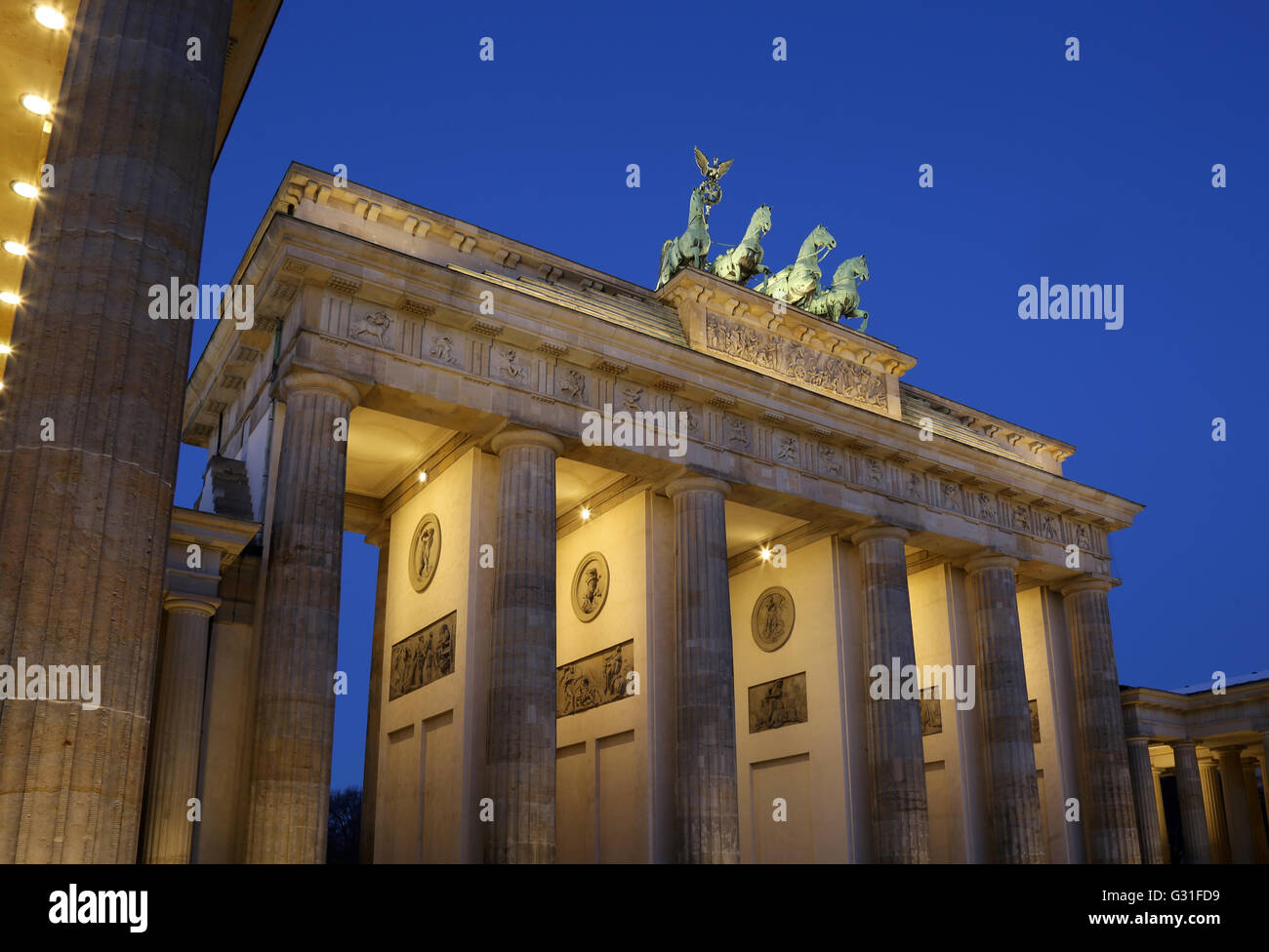 Berlin, Allemagne, la Porte de Brandebourg à l'Heure Bleue Banque D'Images