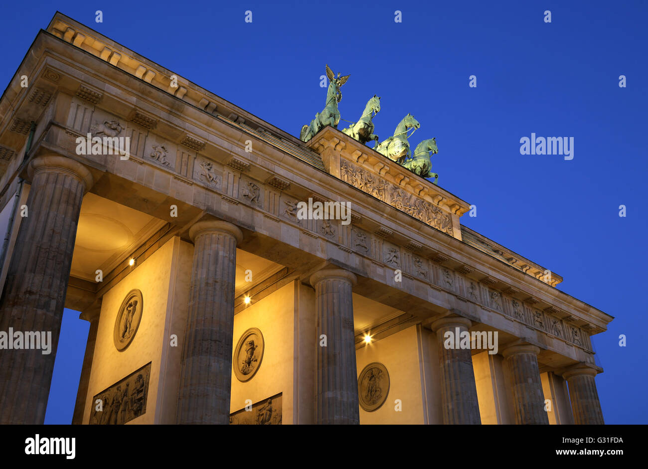 Berlin, Allemagne, la Porte de Brandebourg à l'Heure Bleue Banque D'Images
