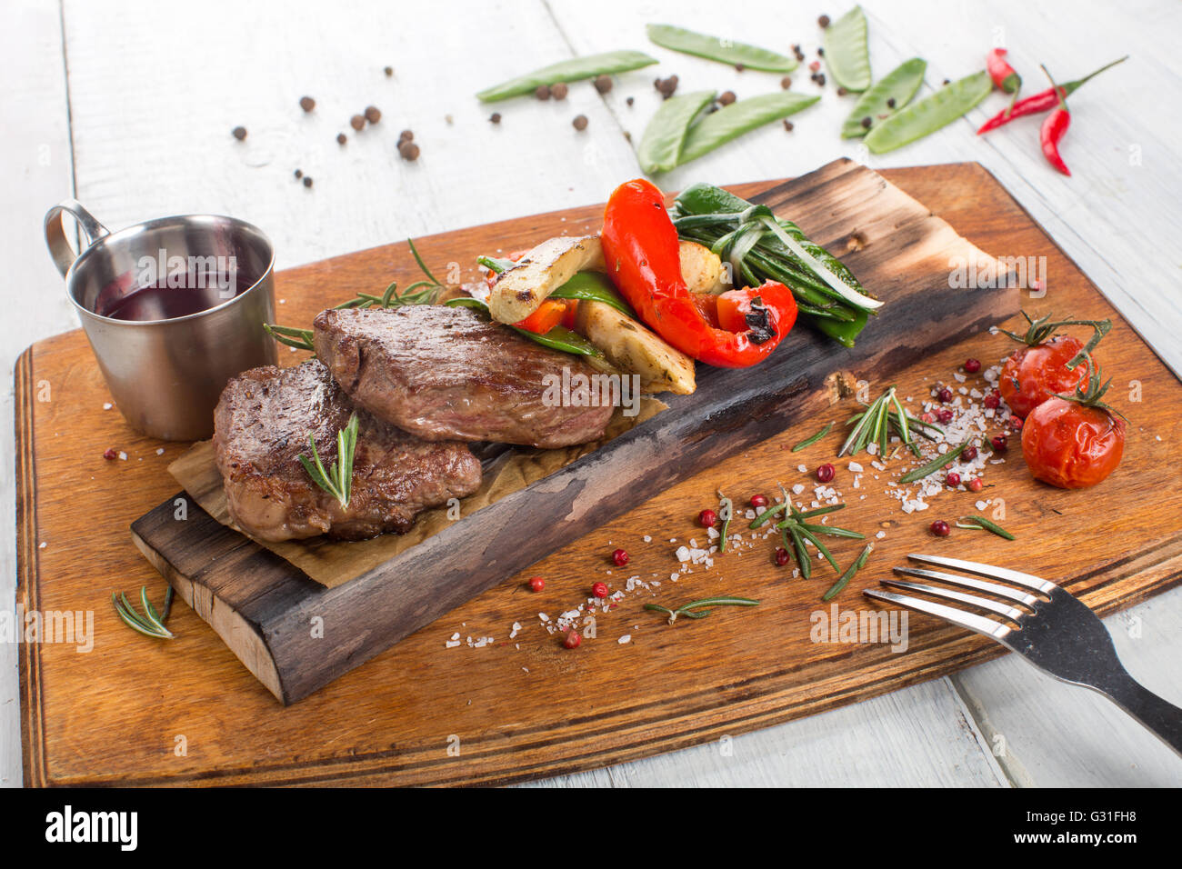 Steak avec les pois et les légumes Banque D'Images