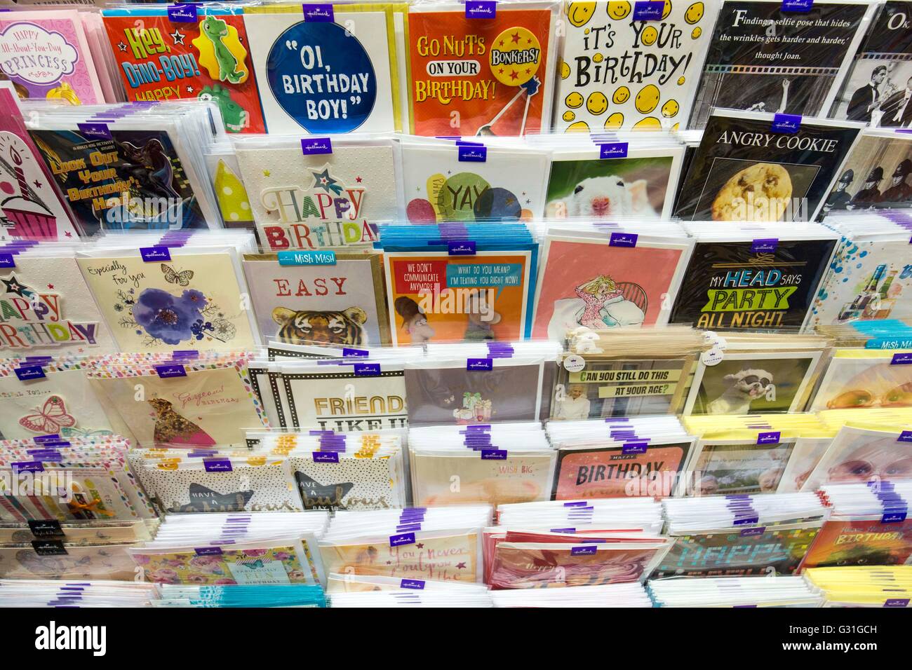 Cartes de vœux s'affichent dans un supermarché Banque D'Images