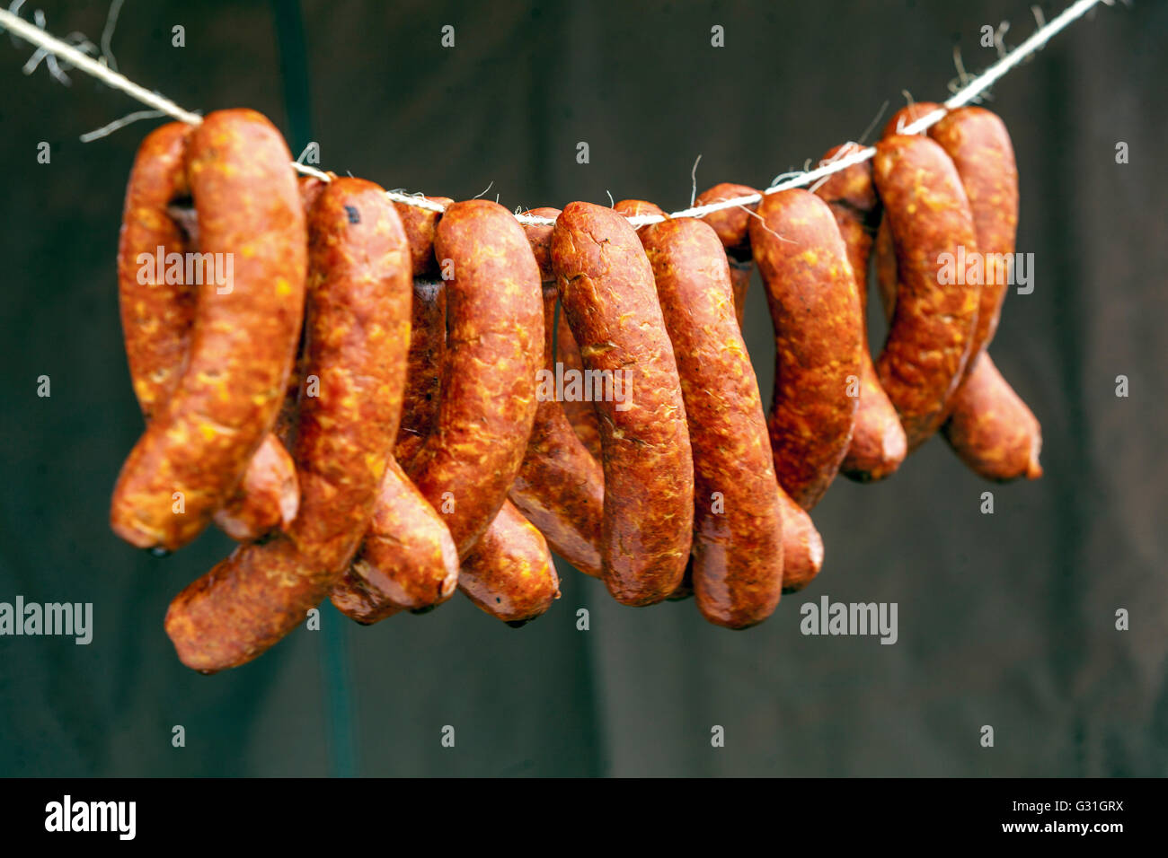 Saucisses accrochées à un cordon, saucisse de la République tchèque Banque D'Images