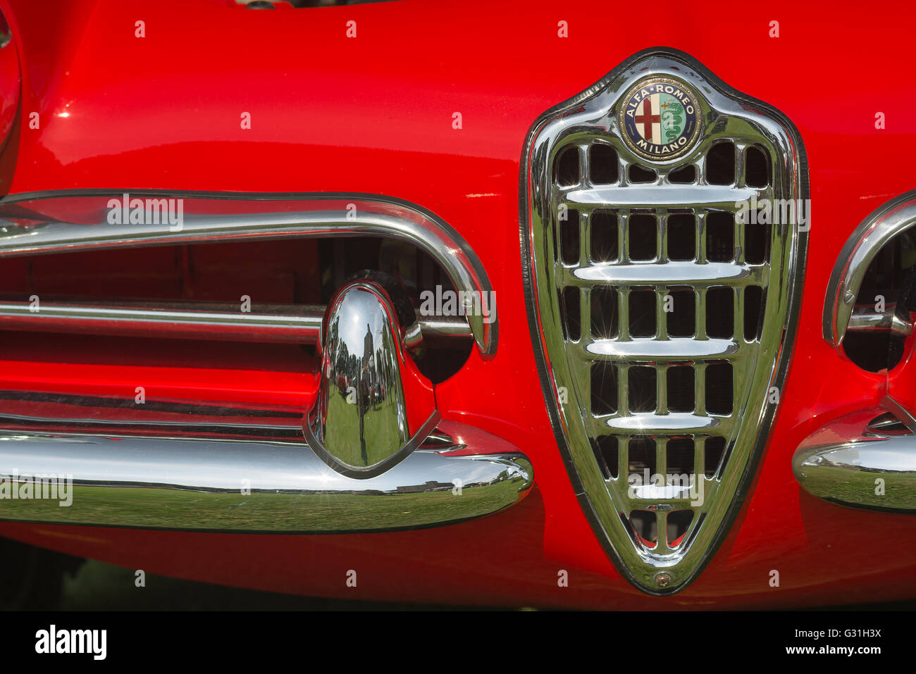 Détail de la carrosserie chrome sur un rouge lumineux 1960 Alfa Romeo Giulietta Spider Veloce voiture de sport. Banque D'Images
