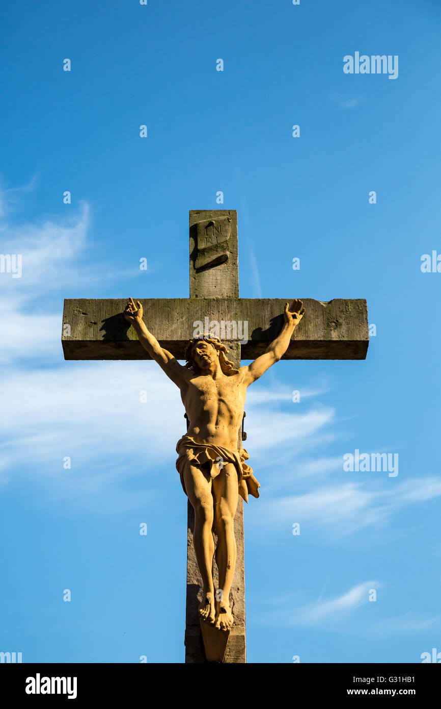 Weissenburg, France, Jésus croix sur l'église de St Ulrich cemetery Banque D'Images