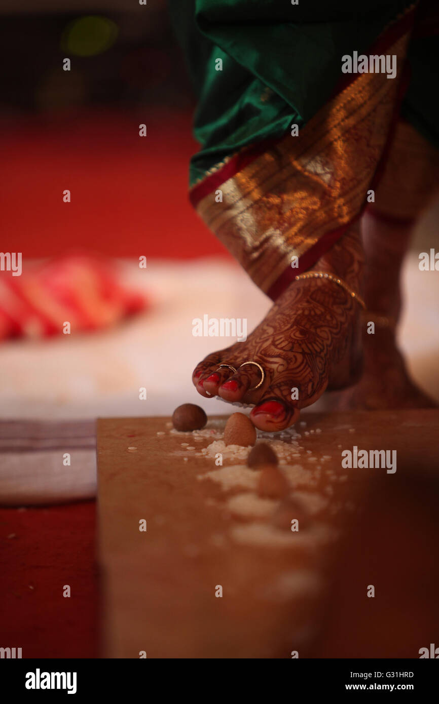 Les dernières étapes de la mariée parmi les 7 prises au cours d'un mariage religieux hindou traditionnel composé d'une noix de bétel et de riz. Banque D'Images