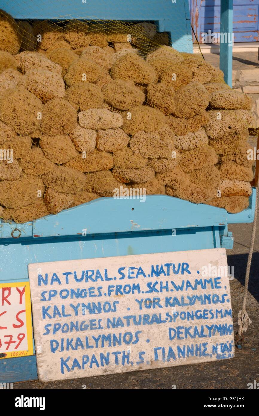 Éponges de mer (Hippospongia / Spongia spp.) à partir de Kalymnos à vendre à Lipsi Lipsi, port, îles du Dodécanèse, Grèce. Banque D'Images