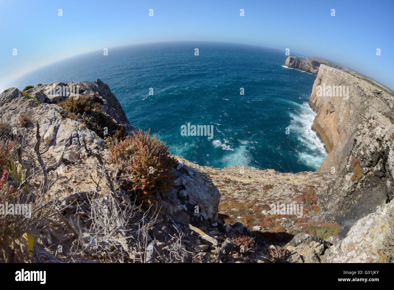 Vue fisheye de falaises calcaires du nord du Cap Saint-vincent (Cabo de Sao Vicente), du sud-ouest de l'Europe dans son point. Banque D'Images