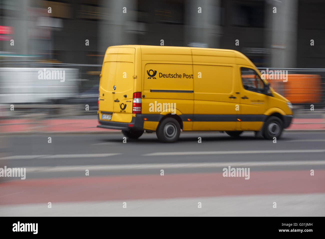 Berlin, Allemagne, véhicules de livraison Deutsche Post Banque D'Images