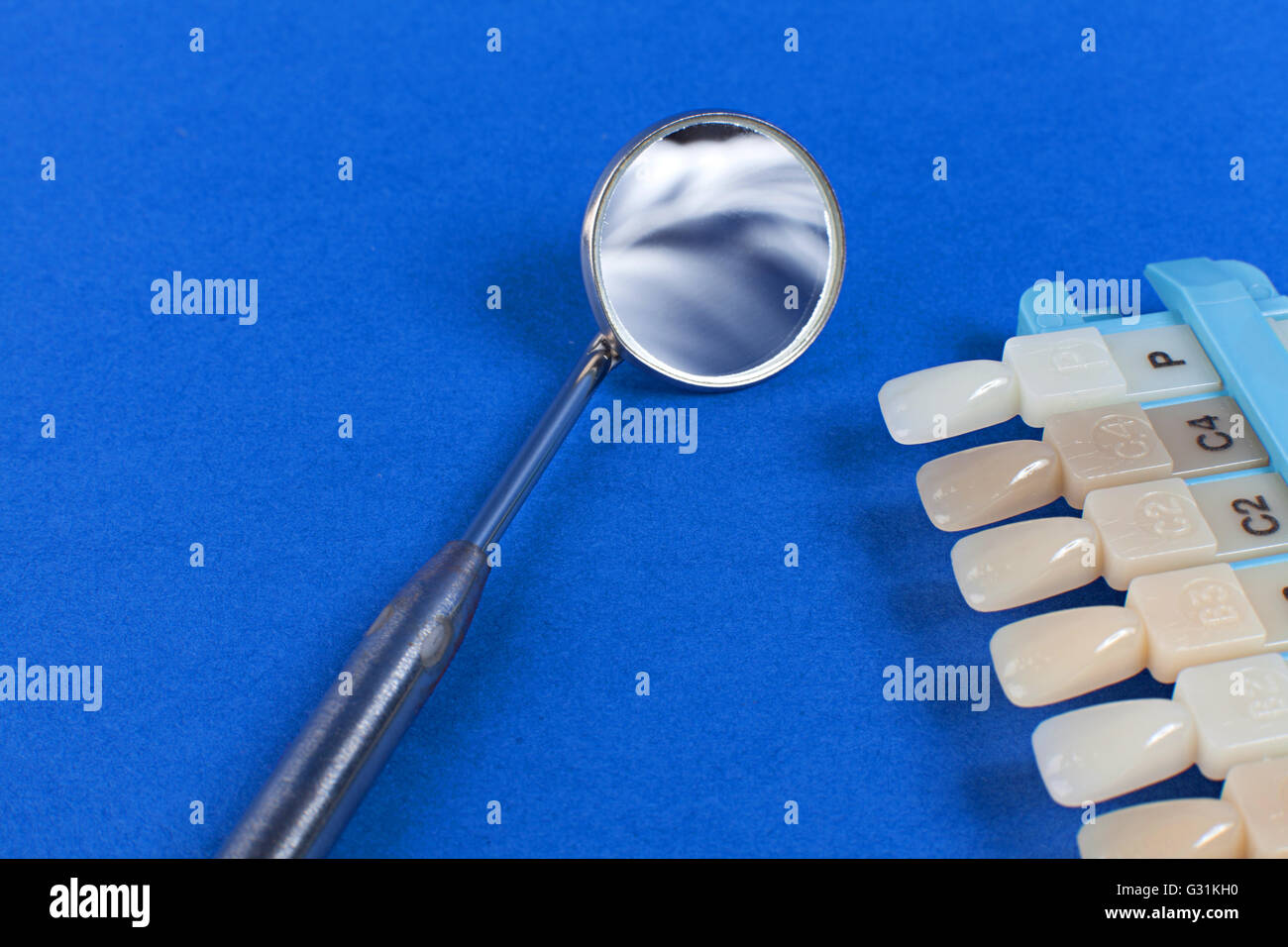 Miroir dentaire et de l'échelle des tons dent Banque D'Images