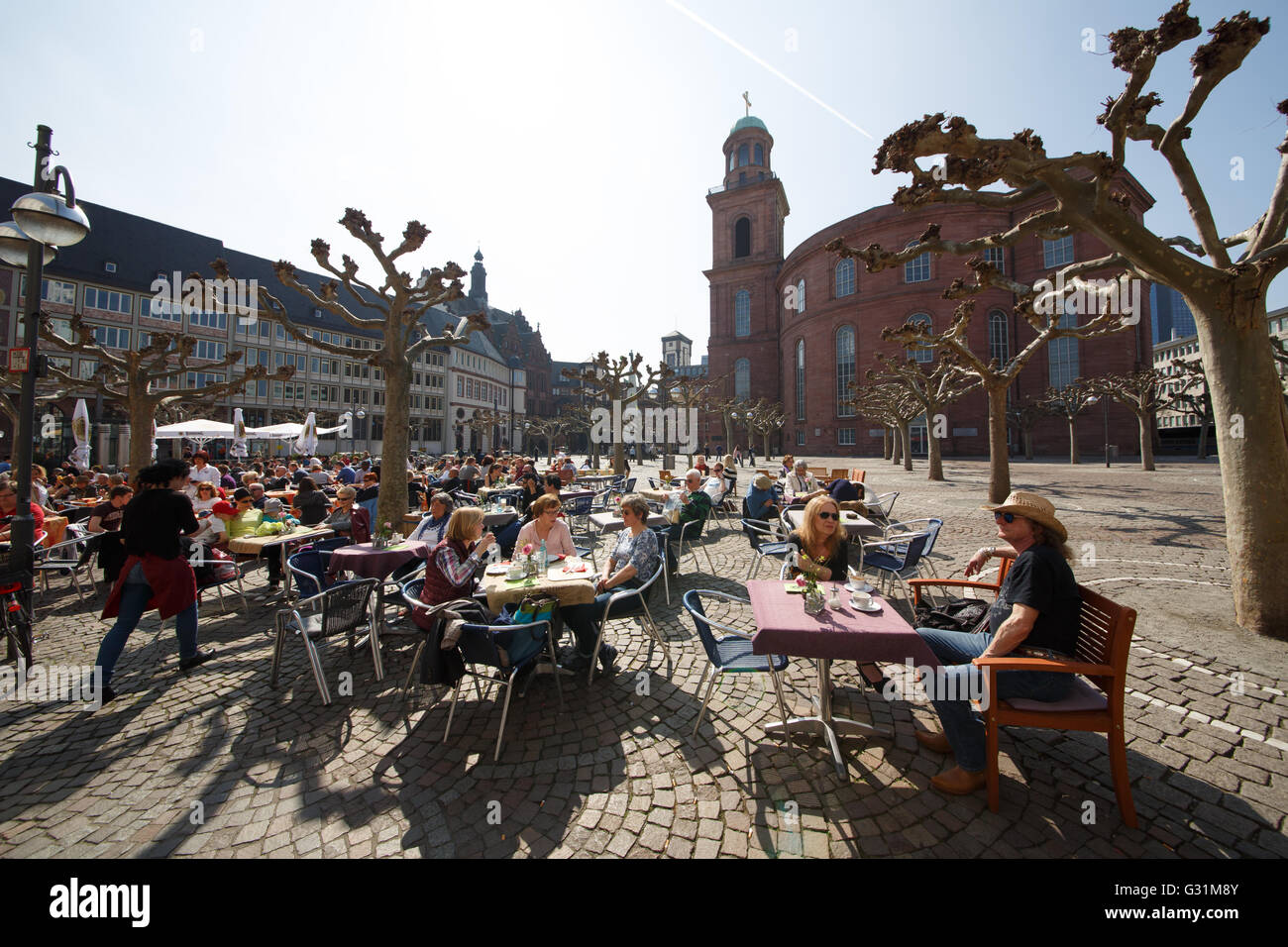 Francfort, Allemagne, les visiteurs dans la rue cafés sur Paulsplatz Banque D'Images