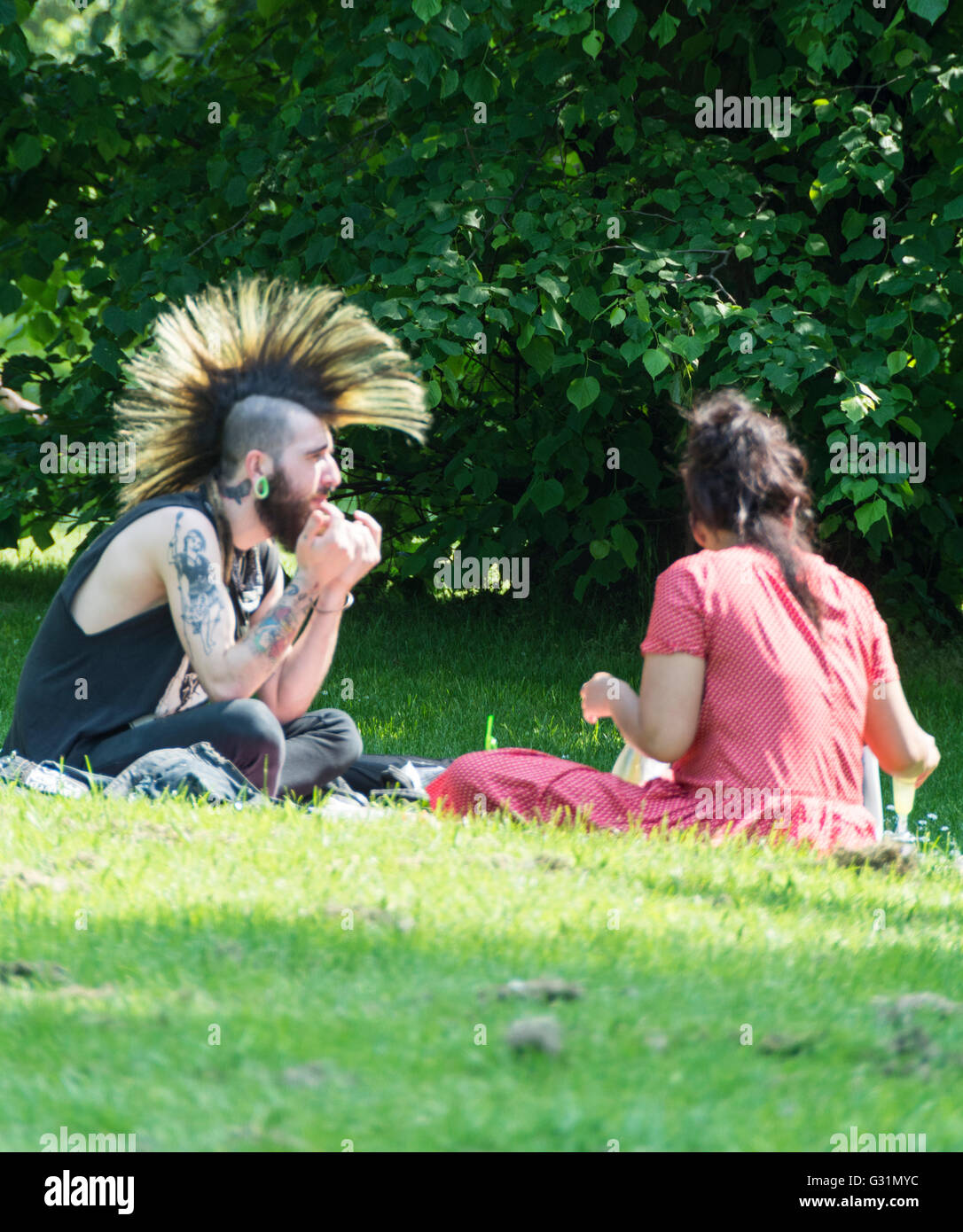 Un jeune homme avec une coiffure Mohican à Hyde Park, City of Westminster, Londres, Angleterre, Royaume-Uni Banque D'Images