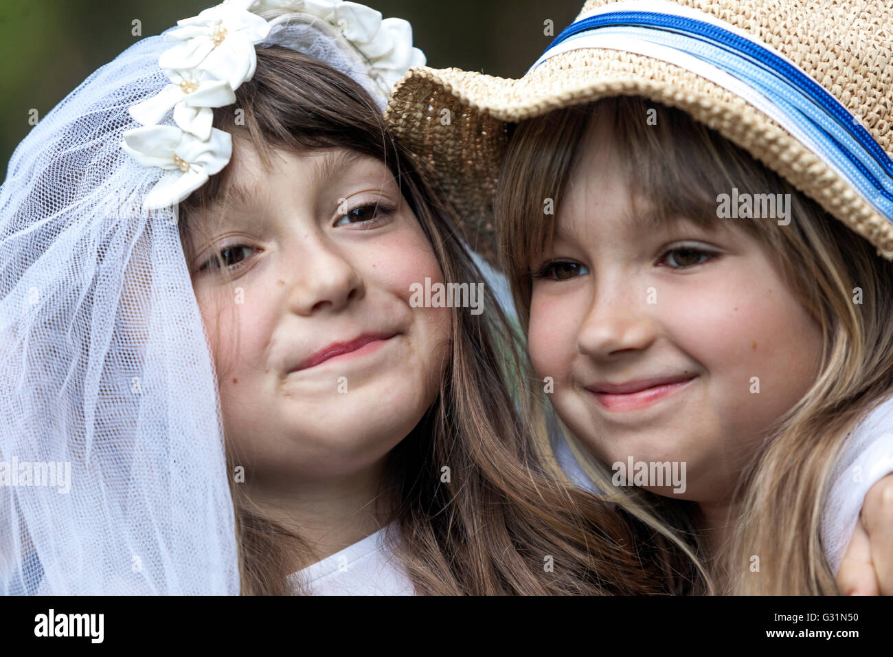 Deux filles de 6 à 7 ans filles dans une robe d'été les enfants font face à l'expression Banque D'Images