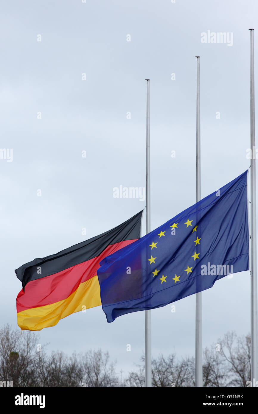 Berlin, Allemagne, et en allemand drapeau en berne au Bundestag Banque D'Images