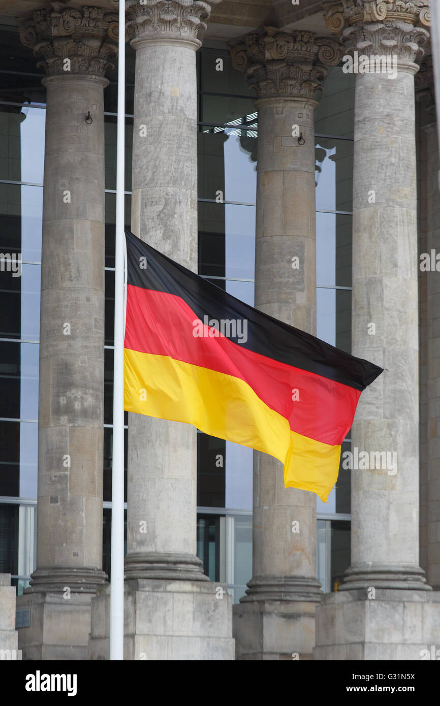 Berlin, Allemagne, drapeau allemand en berne au Bundestag Banque D'Images