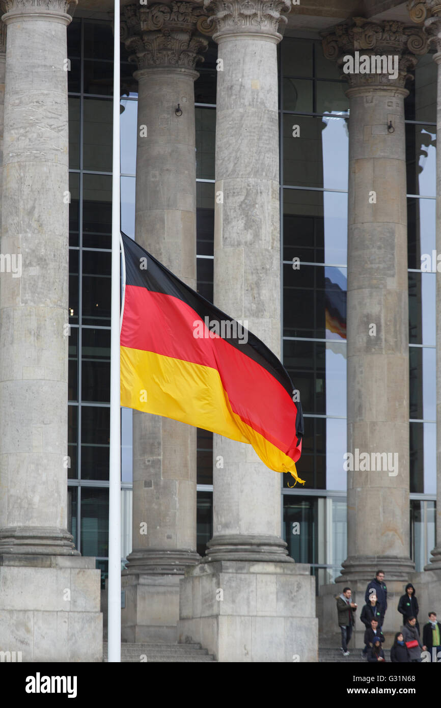 Berlin, Allemagne, drapeau allemand en berne au Bundestag Banque D'Images