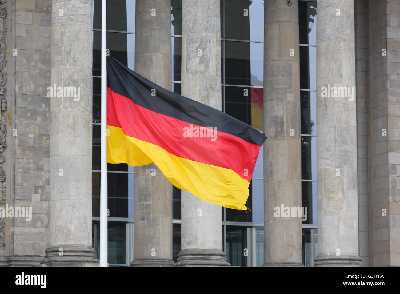 Berlin, Allemagne, drapeau allemand en berne au Bundestag Banque D'Images