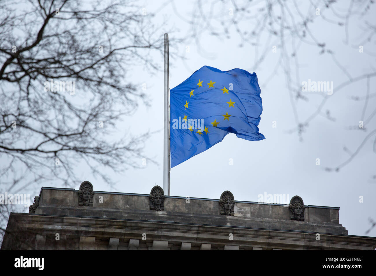 Berlin, Allemagne, drapeau en berne au Bundestag Banque D'Images