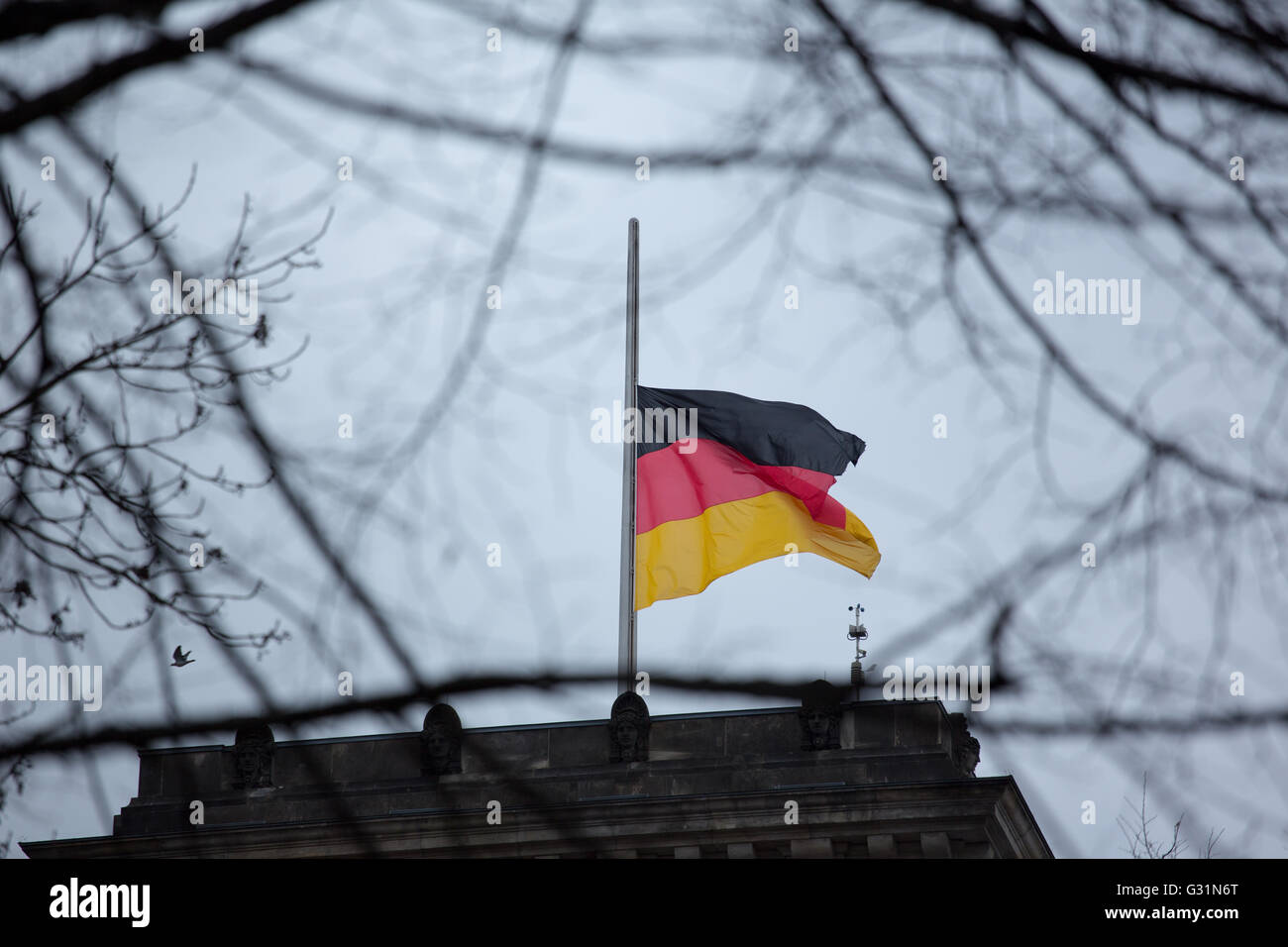 Berlin, Allemagne, drapeau allemand en berne au Bundestag Banque D'Images