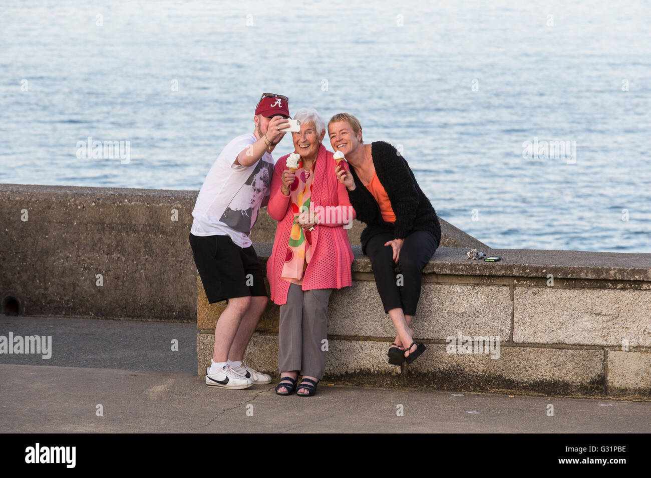 3 groupe de trois personnes photo selfies homme hommes femme uk Banque D'Images