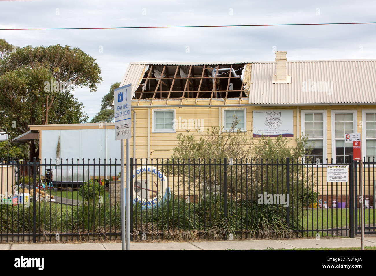 Sydney, Australie.06th juin 2016.L'école publique de Narrabea Lakes à Sydney a été fermée aujourd'hui après que des vents violents aient endommagé le toit de l'école.Crédit : model10/Alamy Live News Banque D'Images