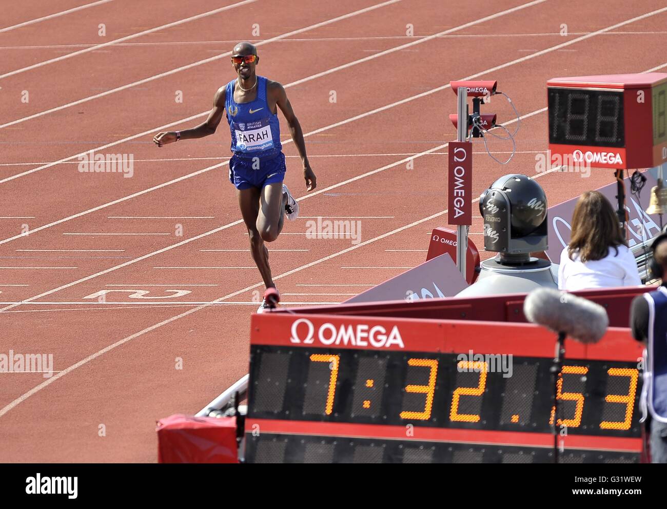 Birmingham, UK. Le 05 juin, 2016. La piste l'horloge affiche 7:32:63 (plus tard, arrondie à 7:32:62) Mo Farah (GBR) gagne le 000m pour briser l'Moorcroft David 34 ans record britannique. Ligue de diamant de l'IAAF. Alexander Stadium. Perry Barr. Birmingham. UK. 05/06/2016. Credit : Sport en images/Alamy Live News Banque D'Images