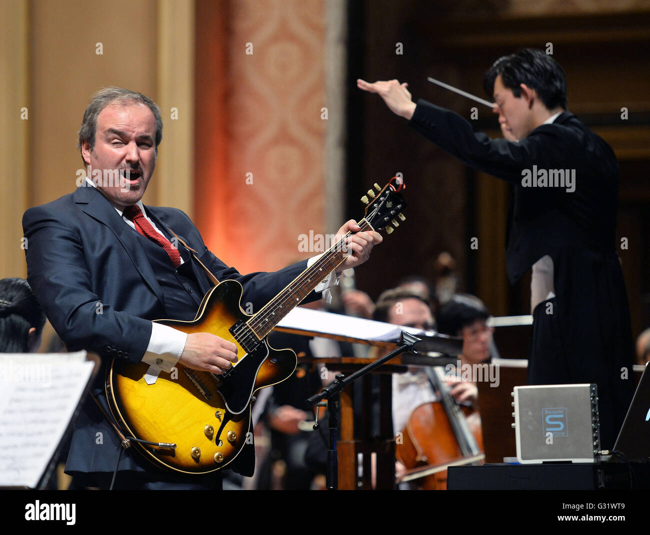 Prague, République tchèque. Le 05 juin, 2016. Compositeur britannique David Arnold, titulaire de Grammy et Emmy Awards, présente ses compositions à partir de la célèbre blockbusters, notamment des films de James Bond, au sein de la musique de film à l'événement de Prague Rudolfinum Dvorak Hall, Prague, République tchèque, le dimanche 5 juin 2016. Photo de droite est d'orchestre Chuhei Iwasaki. Credit : Katerina Sulova/CTK Photo/Alamy Live News Banque D'Images