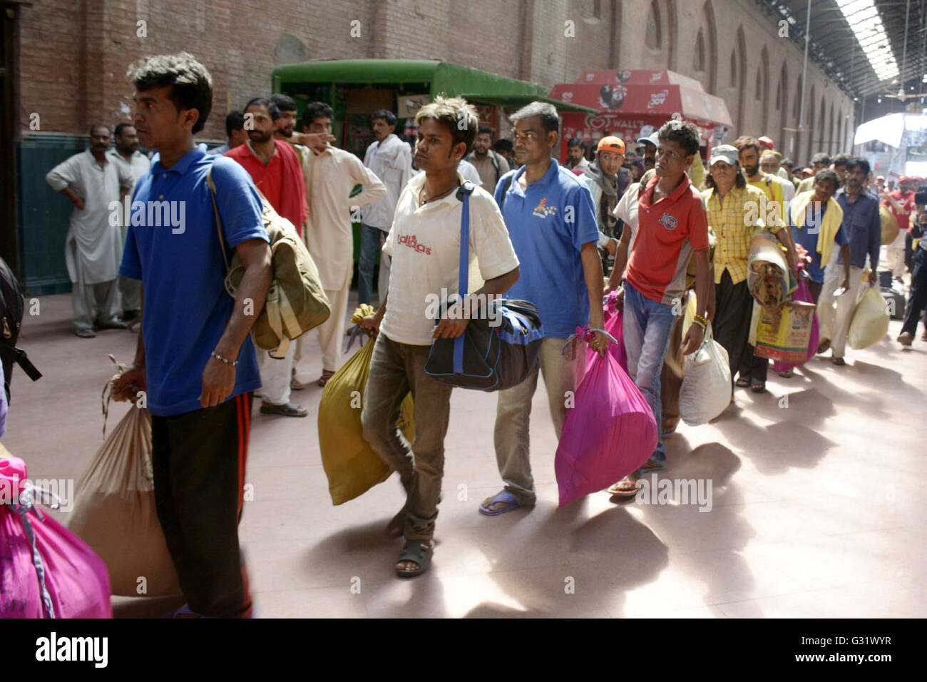 Lahore. 6 juin, 2016. Les pêcheurs indiens font la queue à la gare de l'est du Pakistan, Lahore, 6 juin 2016. Le Pakistan libéré 18 pêcheurs indiens sur le dimanche comme un geste de bonne volonté, ont dit. Credit : Sajjad/Xinhua/Alamy Live News Banque D'Images