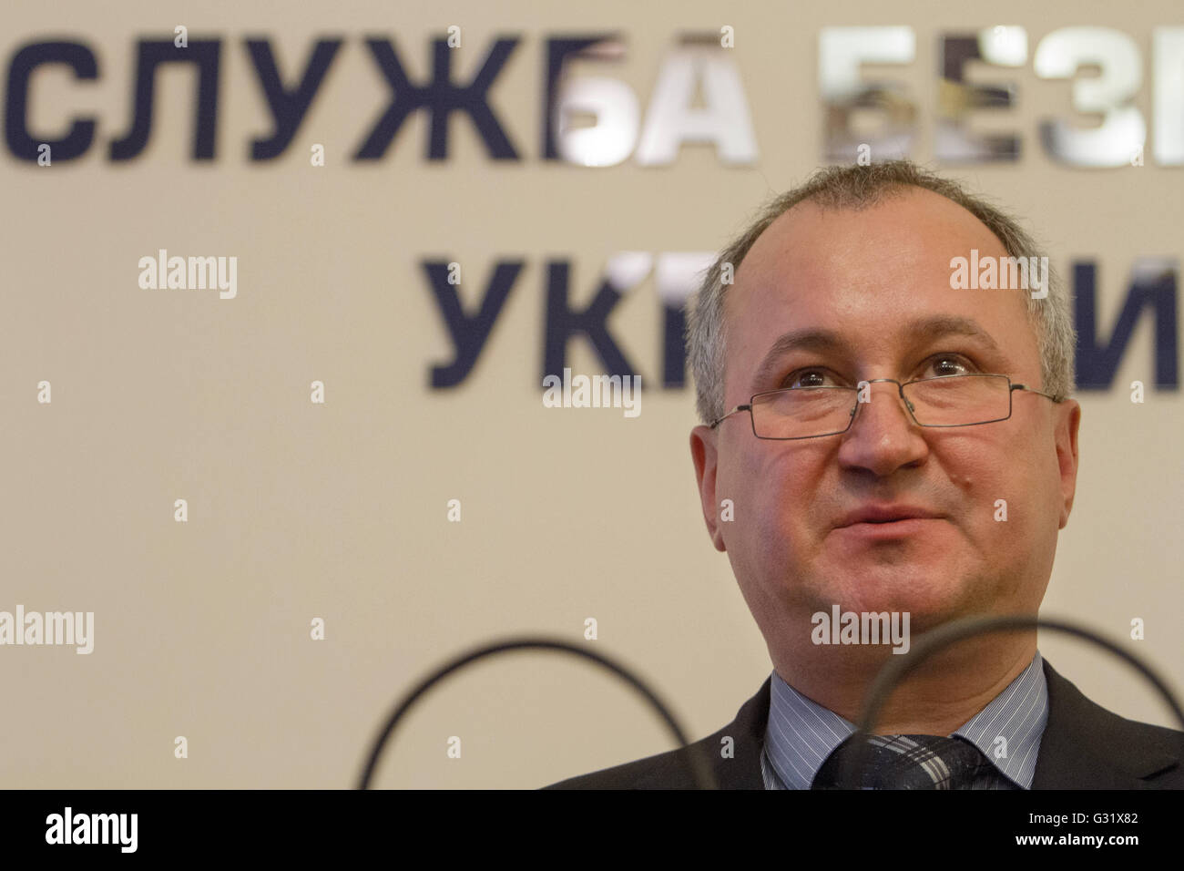 Kiev, Ukraine. 6 juin, 2016. Chef du Service de sécurité de l'Ukraine.Vasyl Hrytsak est perçu au cours de la conférence de presse. Le Service de sécurité de Lukraine a exposé un groupe terroriste qui a planifié une série d'attaques terroristes en France avant et pendant le Championnat Européen de Football 2016. Citoyen français a tenté d'exporter à partir de l'Ukraine cinq fusils Kalachnikov avec plus de 5 000 munitions, des lance-roquettes RPG-7 avec 18 lanceur de grenades, 125 kilogrammes de TNT et d'une centaine de détonateurs électriques. Credit : Sergii Kharchenko/ZUMA/Alamy Fil Live News Banque D'Images