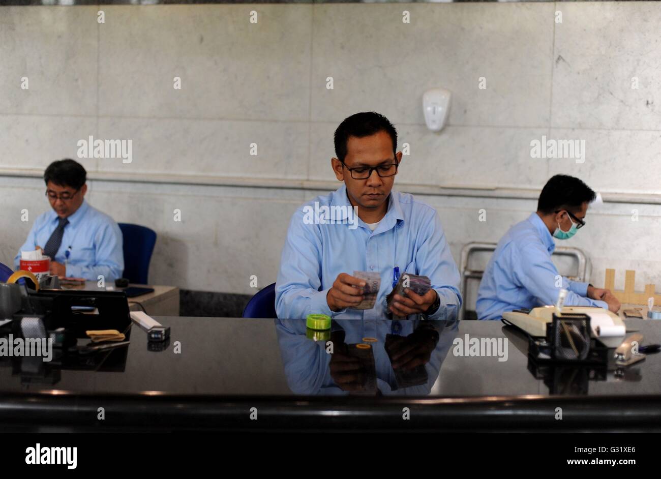 Jakarta, Indonésie. 6 juin, 2016. Le personnel de la banque centrale d'Indonésie vérifier certains monnaie indonésienne rupiah cash avant de les distribuer à partir de la banque centrale de l'Indonésie aux succursales à Jakarta, Indonésie, le 6 juin 2016. La banque centrale de l'Indonésie a prédit d'avance sur le mois de jeûne islamique que la consommation augmenterait au cours de cette période par rapport à celle de l'année dernière. Agung © Kuncahya B./Xinhua/Alamy Live News Banque D'Images