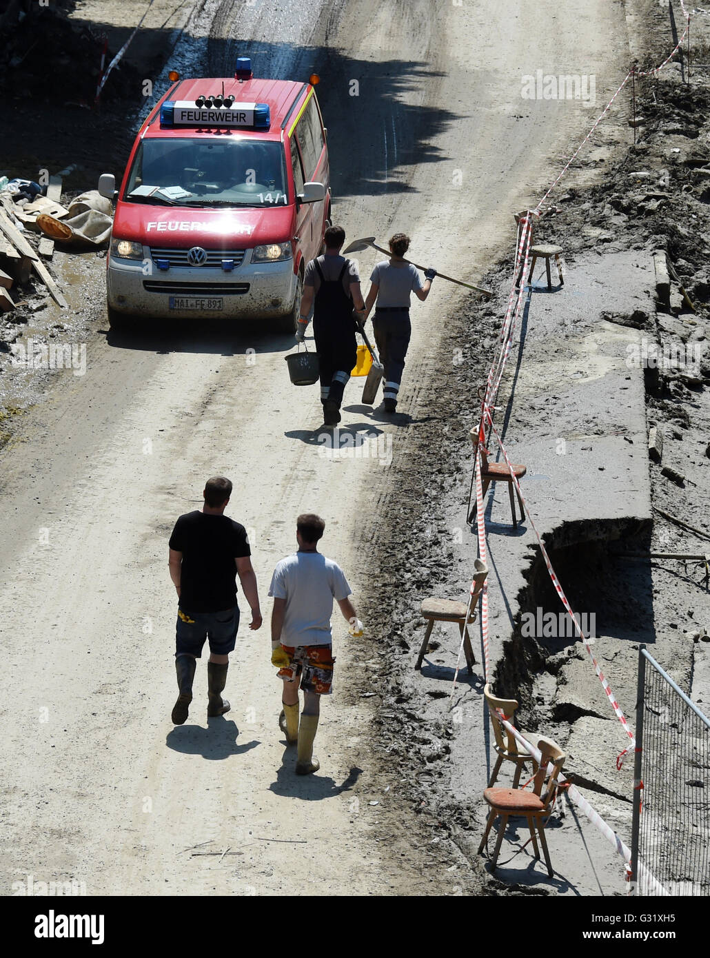 La Bavière, Allemagne. 06 Juin, 2016. L'aide de pelles et seaux à pied le long d'une boue et endommagé dans la rue Simbach am Inn, Allemagne, 06 juin 2016. Sept personnes sont mortes dans la ville à la suite des inondations qui ont également causé des dommages considérables. Dpa : Crédit photo alliance/Alamy Live News Banque D'Images