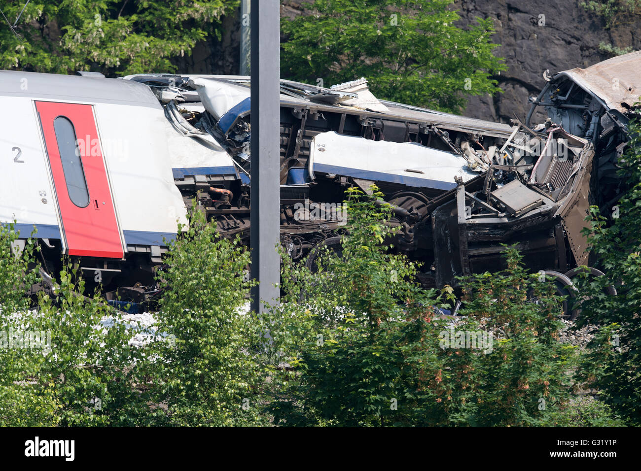 Saint-Georges-sur-Meuse, Belgique. 06 Juin, 2016. Les wagons de fret et de passagers sont calés les uns contre les autres à côté des voies de chemin de fer après un accident à Saint-Georges-sur-Meuse, Belgique, 06 juin 2016. Trois personnes ont été tués et neuf autres blessés dans un grave accident ferroviaire survenu en Belgique. Photo : MARIUS BECKER/dpa/Alamy Live News Banque D'Images