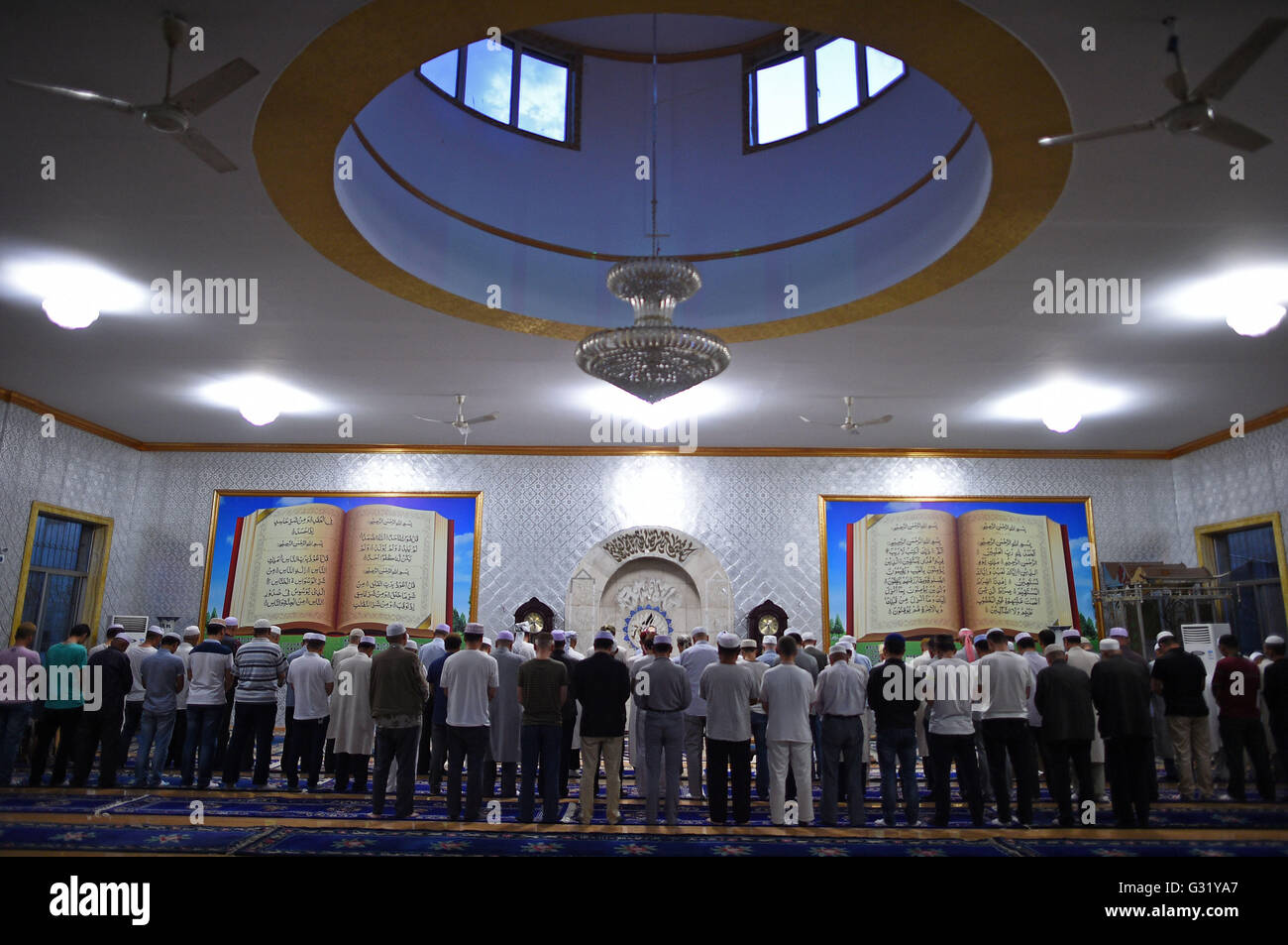 (160606) -- YINCHUAN, le 6 juin 2016 (Xinhua) -- Les musulmans prient le premier jour du Ramadan à Yinchuan, capitale de la Chine du nord-ouest de la région autonome du Ningxia Hui, le 6 juin 2016. (Xinhua/Wang Peng) (ZHS) Banque D'Images