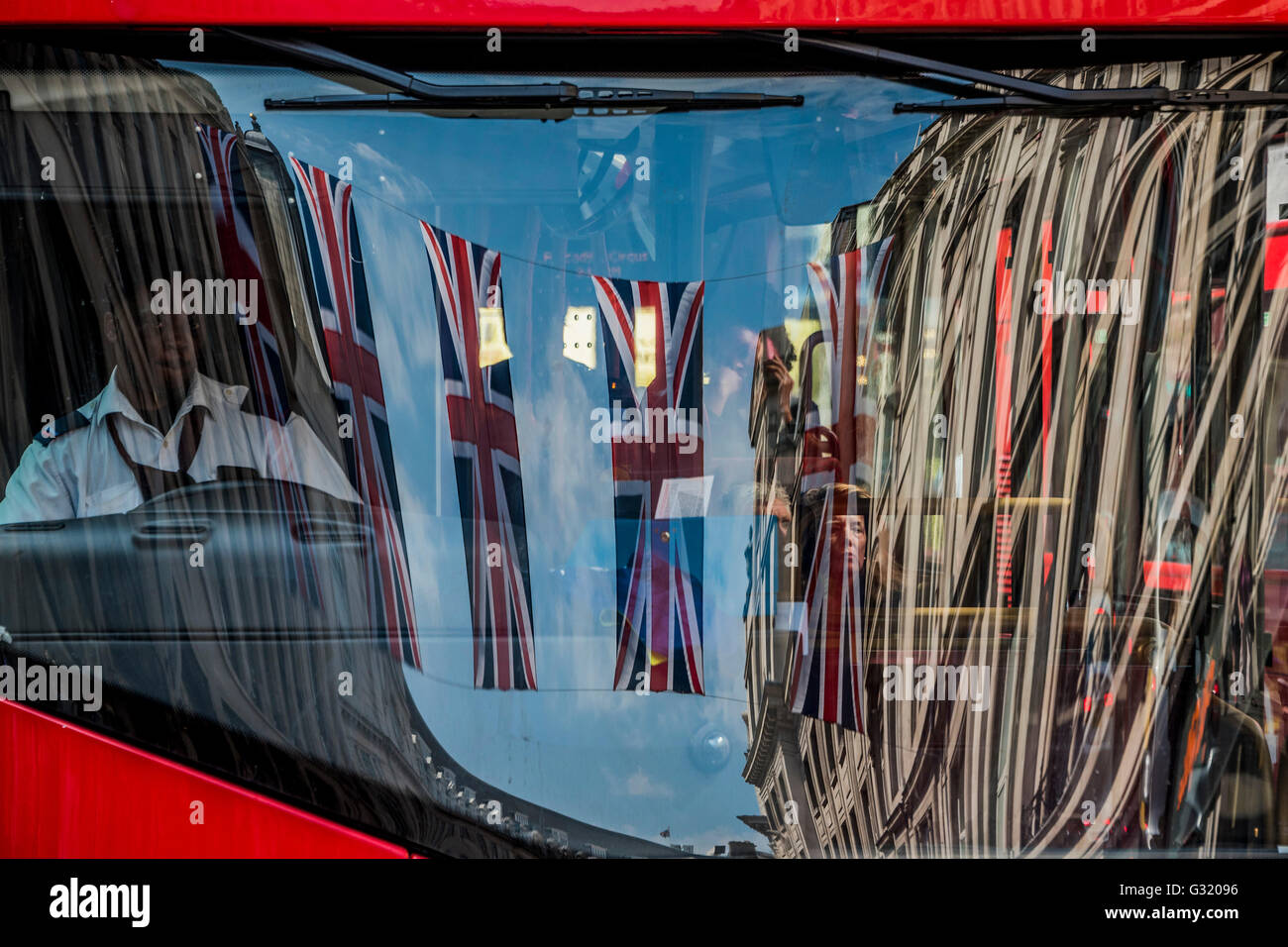 Londres, Royaume-Uni. 6 juin, 2016. Union Jacks décorer Regent Street géant comme bunting, pour célébrer le 90e anniversaire officiel de la Reine de la fin de semaine. Londres 06 Juin 2016 Crédit : Guy Bell/Alamy Live News Banque D'Images