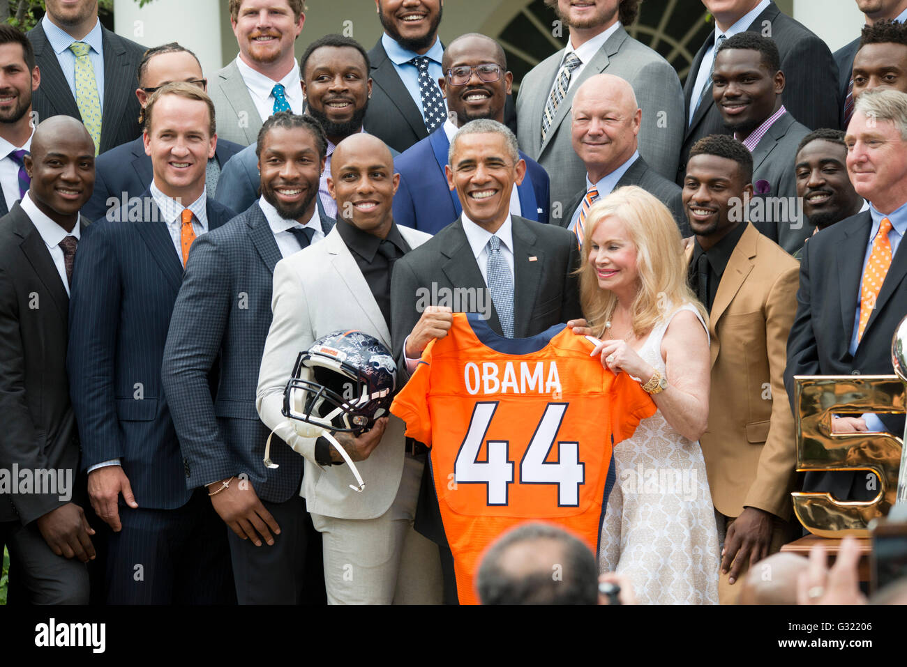 Washington DC, USA. 06 Juin, 2016. Le président Obama soutient une Denver Broncos jersey remis par le 50e Super Bowl Champions, le Denver Broncos lors d'une cérémonie à la Maison Blanche. Credit : Patsy Lynch/Alamy Live News Banque D'Images