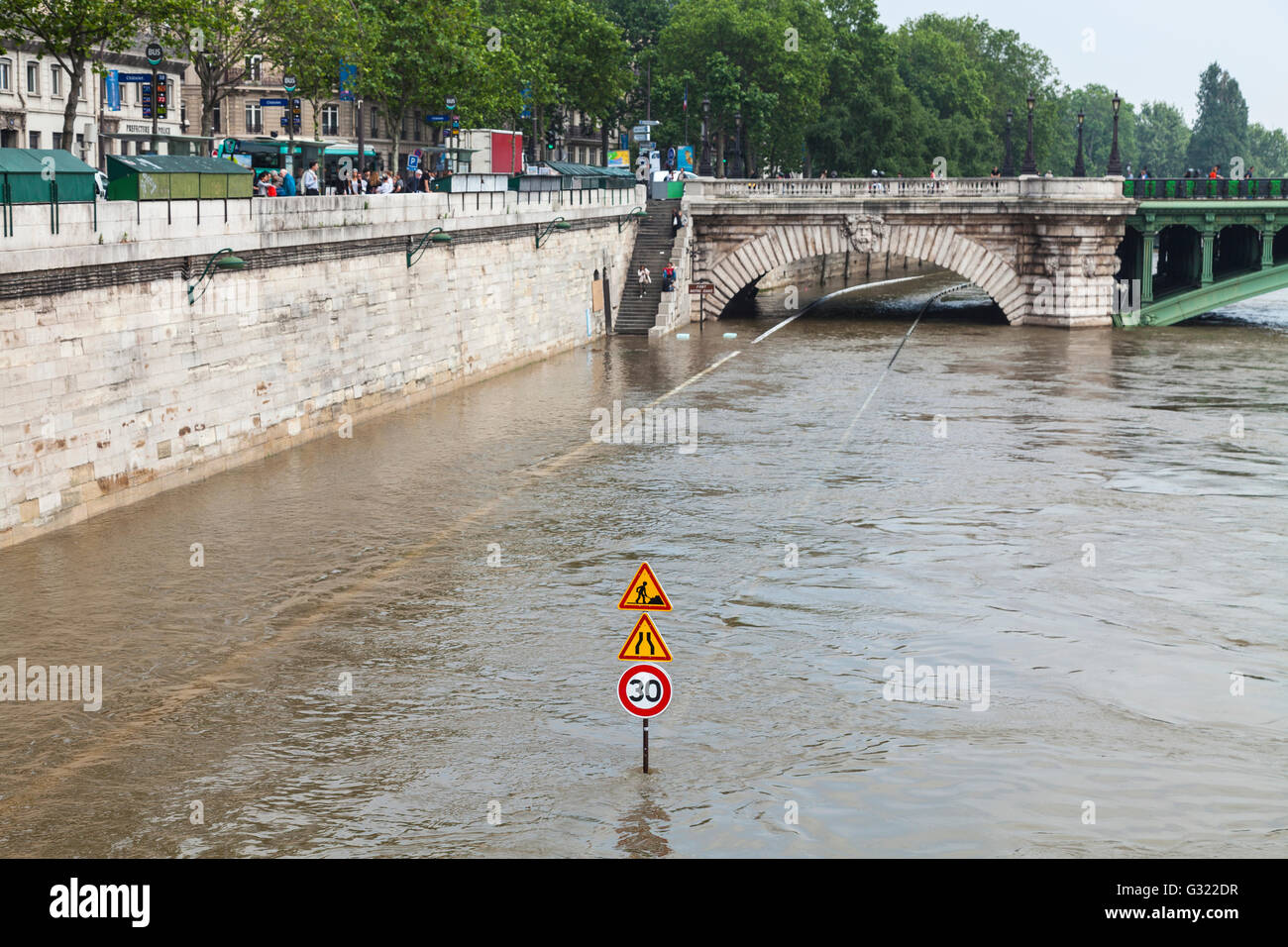 Paris, France. 06 Juin, 2016. Diminution des inondations, decrue de la Seine, quai de Gesvres, Paris, 06/06/2016 Credit : Ignacio Gomez Sales/Alamy Live News Banque D'Images