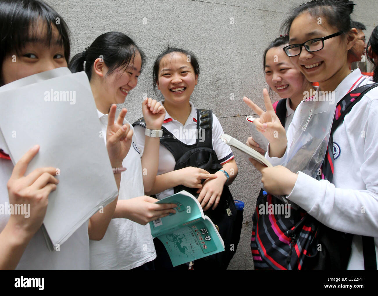 Shanghai, Chine. 7 juin, 2016. Les candidats à se préparer à participer à l'examen d'entrée à l'université nationale de la no 54 Middle School à Shanghai, la Chine orientale, le 7 juin 2016. Collège national de la Chine a commencé l'examen d'entrée à partir de mardi. Credit : Liu Ying/Xinhua/Alamy Live News Banque D'Images