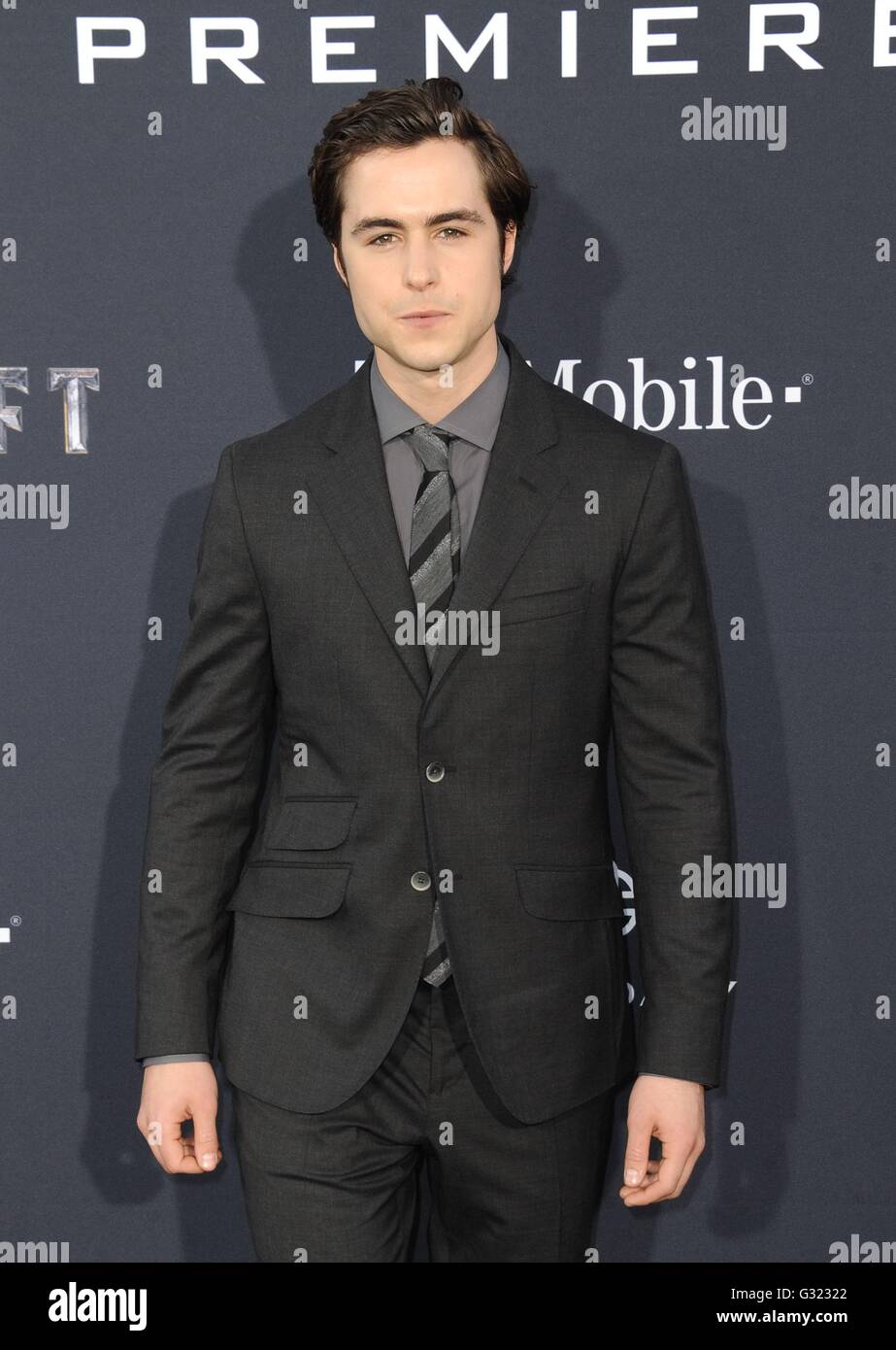 Los Angeles, CA, USA. 6 juin, 2016. Ben Schnetzer aux arrivées de Premiere, warcraft 6 Chinois TCL (anciennement Théâtres Grauman's), Los Angeles, CA, le 6 juin 2016. Credit : Dee Cercone/Everett Collection/Alamy Live News Banque D'Images