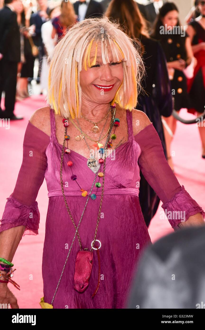 Betsy Johnson aux arrivées pour 2016 CFDA Fashion Awards, Hammerstein Ballroom au centre de Manhattan, New York, NY Le 6 juin 2016. Photo par : Steven Ferdman/Everett Collection Banque D'Images