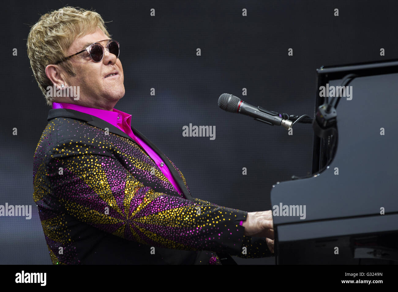 Erfurt, Allemagne. 4 juin, 2016. Elton John il se produit sur scène lors de son "Merveilleux Crazy Night Tour 2016' au bistro le 4 juin 2016 à Erfurt, en Allemagne. | Verwendung weltweit © dpa/Alamy Live News Banque D'Images