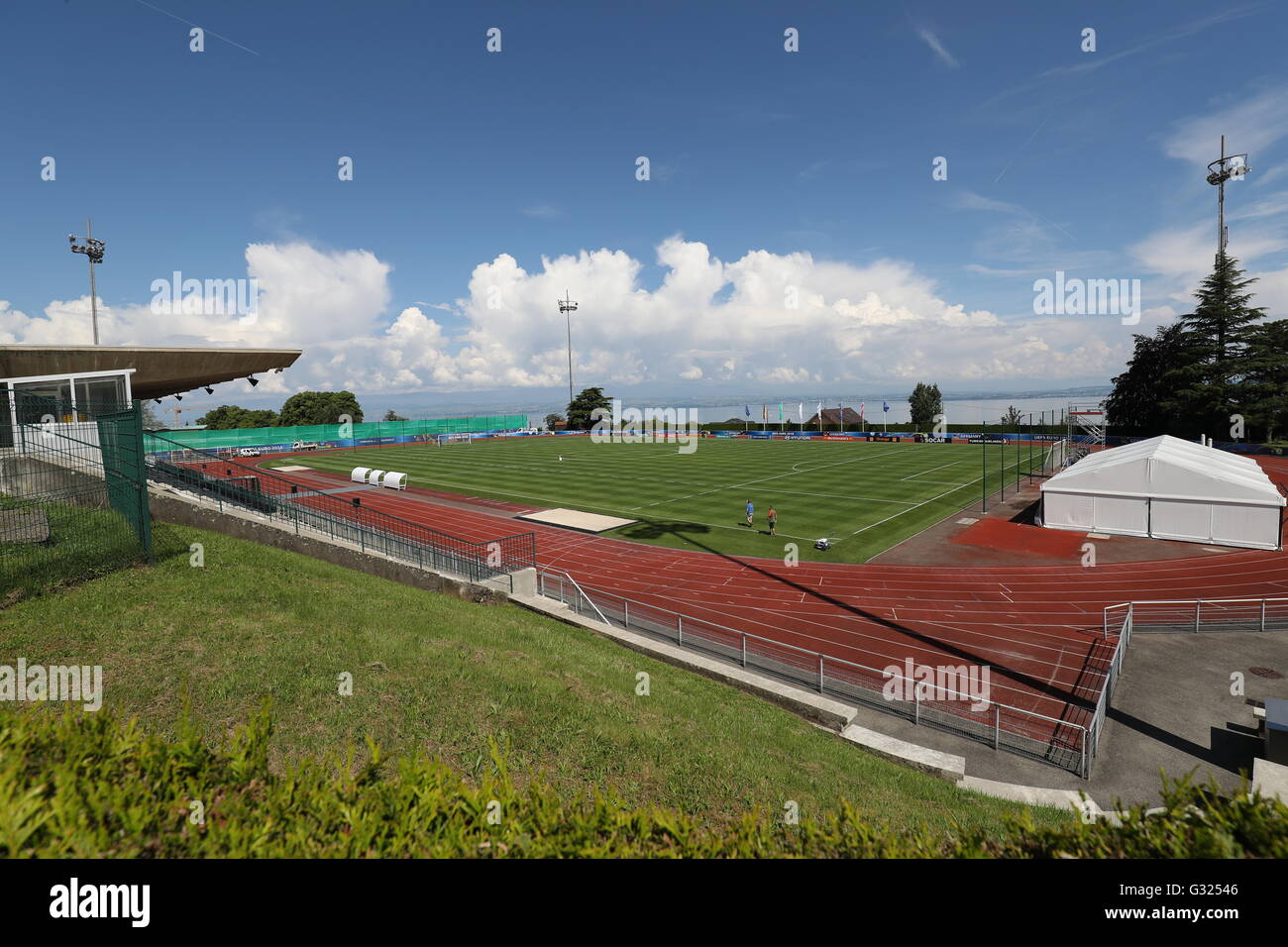 Le Camp de base de l'équipe 'Allemagne' dans le stade Camille Fournier stadium à Évian-les-Bains, France, 07 juin 2016. Cet après-midi, l'équipe nationale de football allemande arrivera à leurs Championnats consécutifs sur le lac de Genève et de remplir une fonction formation dans le stade à proximité. Photo : CHRISTIAN CHARISIUS/dpa Banque D'Images