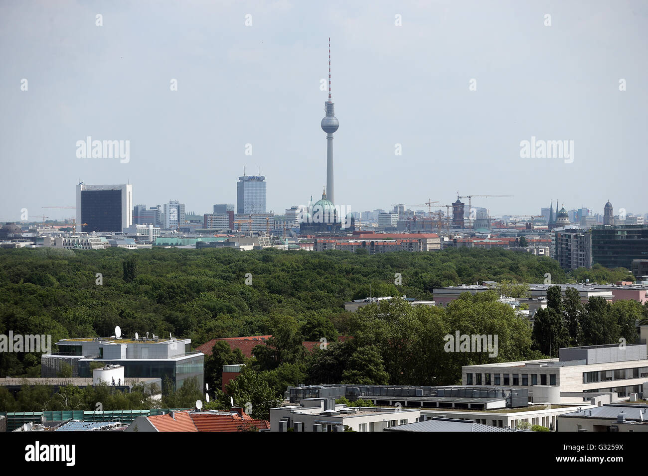 Avis de l'hôtel Interconti le 19 mai 2016 sur les toits de Berlin City-West au centre de la ville avec la tour de télévision de l'Alexanderplatz. Photo : Wolfgang Kumm/dpa Banque D'Images