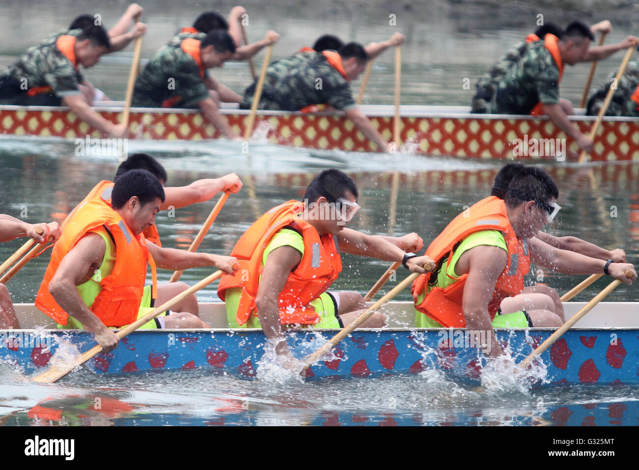 Xiamen, Chine, province du Fujian. 7 juin, 2016. Les membres d'une brigade d'incendie assister à une course de bateaux-dragons sur Yundang Lake à Xiamen, dans le sud-est de la province de Fujian en Chine, le 7 juin 2016. Plus de 100 pompiers de 8 équipes ont participé à la course pour célébrer le prochain Festival du bateau-dragon qui tombe le 9 juin cette année. Credit : Zeng Demeng/Xinhua/Alamy Live News Banque D'Images