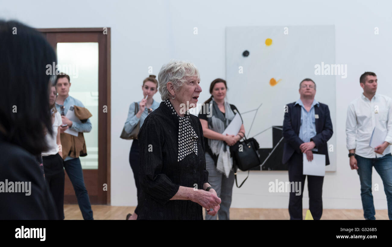Londres, Royaume-Uni. 7 juin 2016. L'artiste américaine Mary Heilmann, parle de son travail à l'aperçu de l'avant de sa première grande exposition au Royaume-Uni, "Regarder des images', à la Whitechapel Gallery. L'exposition s'étend sur les cinq ans de carrière de l'artiste, de ses premières peintures géométriques réalisés dans les années 70 à sa récente journée ses toiles de couleurs-glo. Le spectacle présente environ 45 peintures ainsi qu'une sélection de céramiques, de chaises et d'œuvres sur papier, dont beaucoup n'ont jamais été exposées. Crédit : Stephen Chung / Alamy Live News Banque D'Images