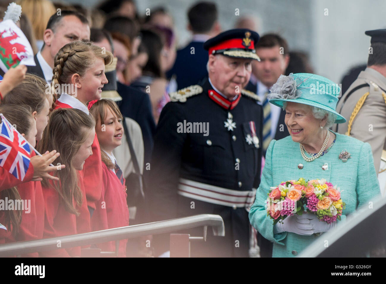 Cardiff, Wales, UK. 7 juin 2016. Sa Majesté la Reine salue des enfants après l'ouverture de la cinquième session de l'Assemblée nationale du Pays de Galles au Senedd bâtiment dans la baie de Cardiff. Mark Hawkins/Alamy Live News Banque D'Images