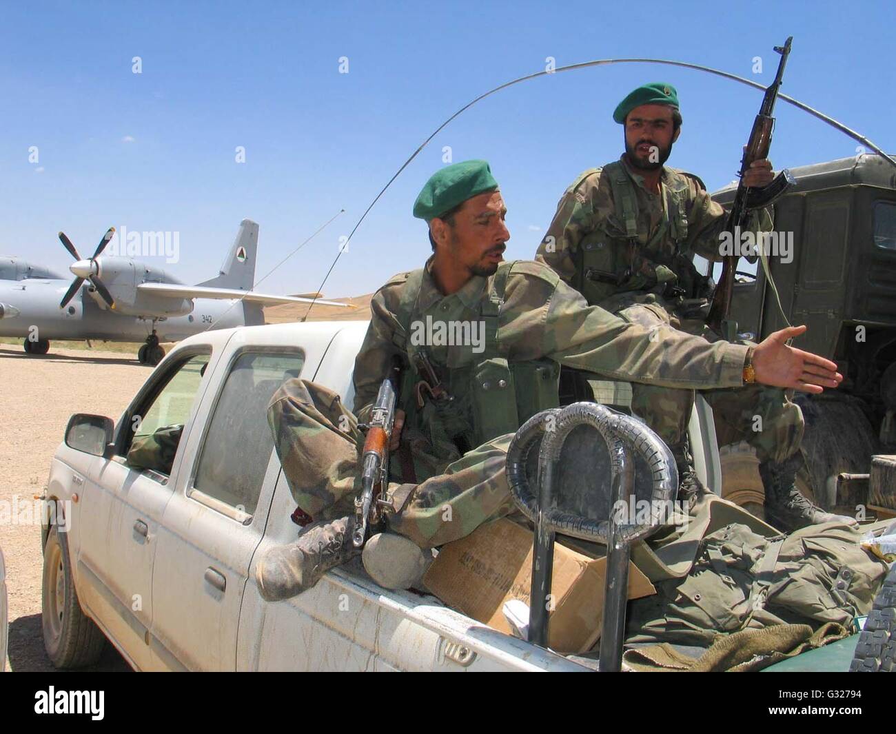 Beijing, l'Armée nationale afghane (ANA) ont à Chaghcharan. 5 juin, 2016. Photo prise par Zabihullah Tamana le 24 juin 2004 montre l'Armée nationale afghane (ANA) ont à Chaghcharan, capitale de la province de Ghor, au centre de l'Afghanistan. David Gilkey de U.S. National Public Radio (NPR) et son traducteur Zabihullah Tamana ont été tués, car des militants ont attaqué un convoi de l'armée afghane dans le sud de la province du Helmand, le 5 juin 2016. Zabihullah Tamana, 38, a servi comme photojournaliste pour l'agence de presse Xinhua bureau de Kaboul de 2003 à 2010. © Zabihullah Tamana/Xinhua/Alamy Live News Banque D'Images