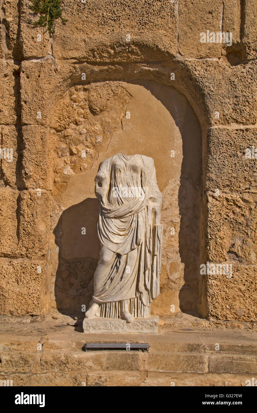 Fragment de statue antique romains en ruines villa à Césarée National Park.Israël.Césarée Maritima est une ville construite par Herrod. Banque D'Images
