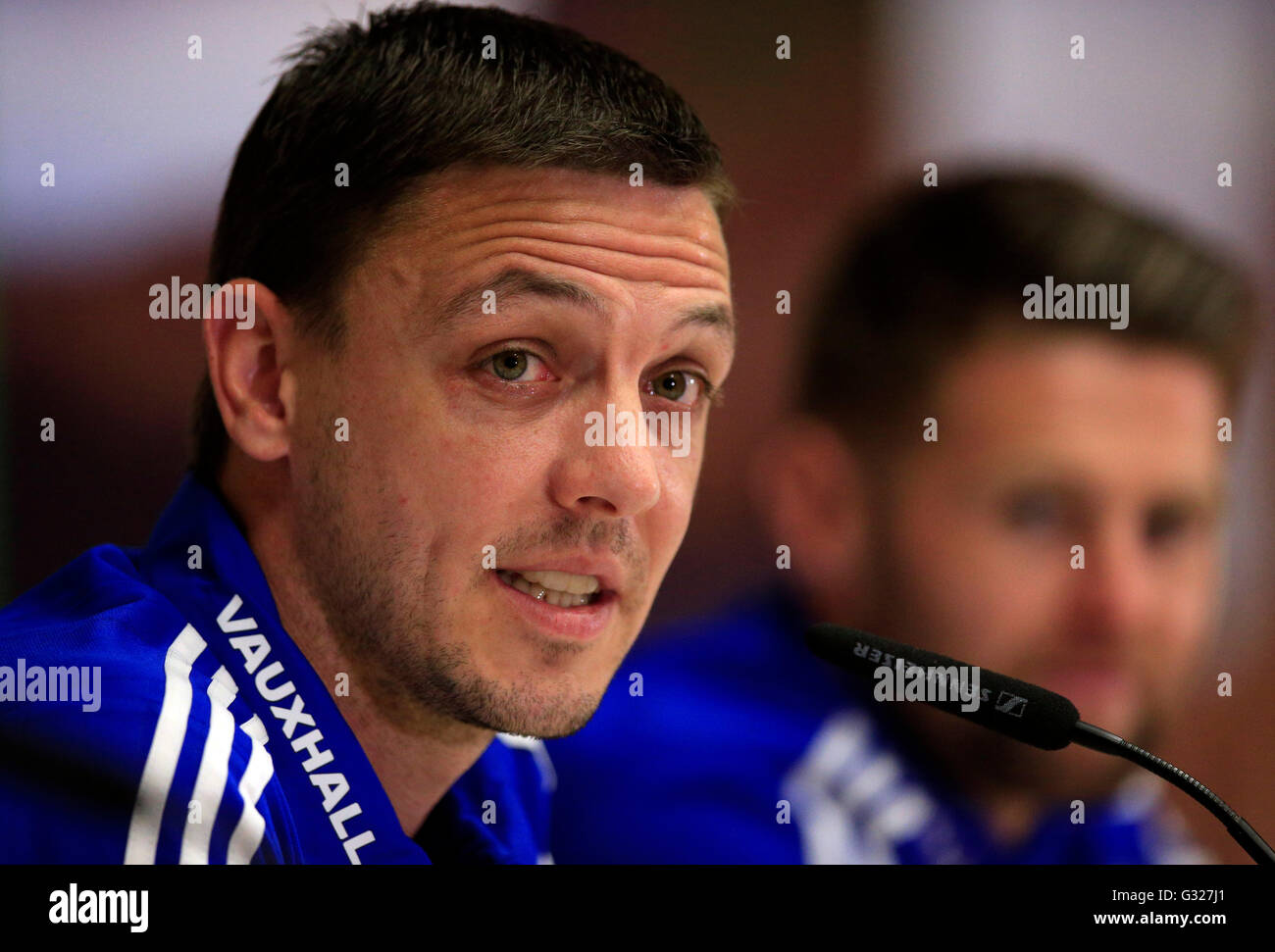 Chris Baird (à gauche) et Oliver Norwood (à droite) parler à la presse après une session de formation au camp de base de l'Irlande du Nord à Saint Georges de Reneins, France. Banque D'Images